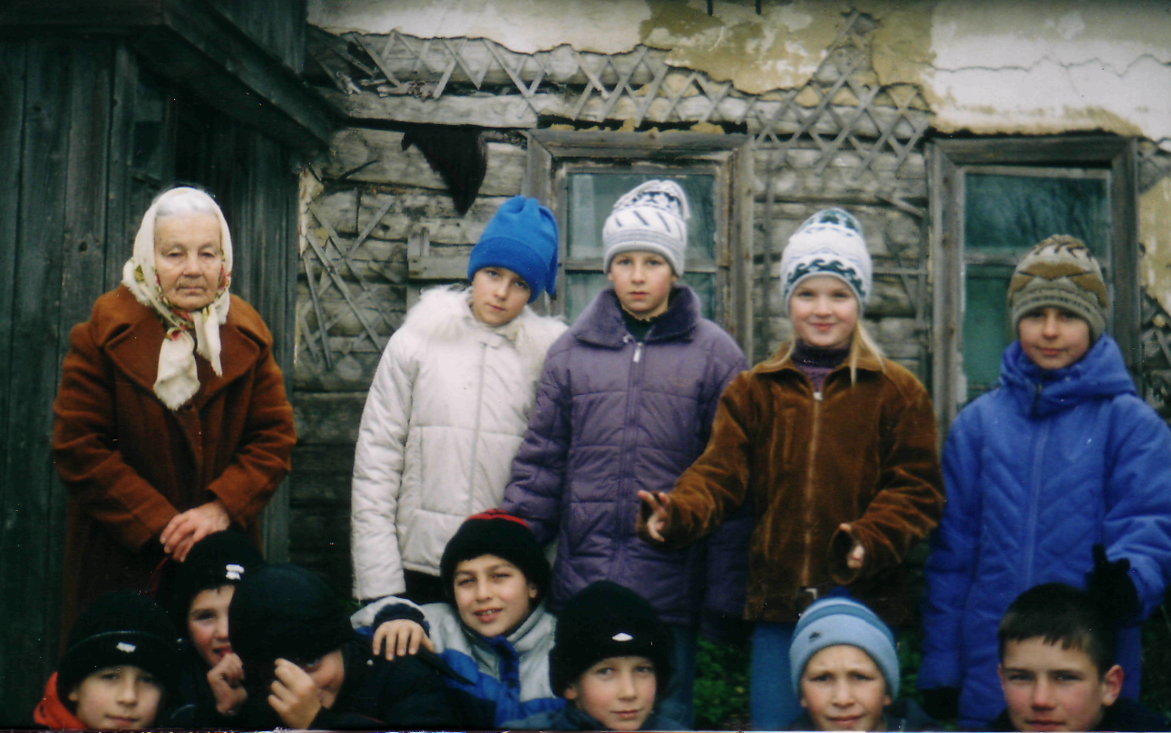 2006 г. Учащиеся вместе с бывшей учительницей, Лукашиной П.М., у старого здания школы.