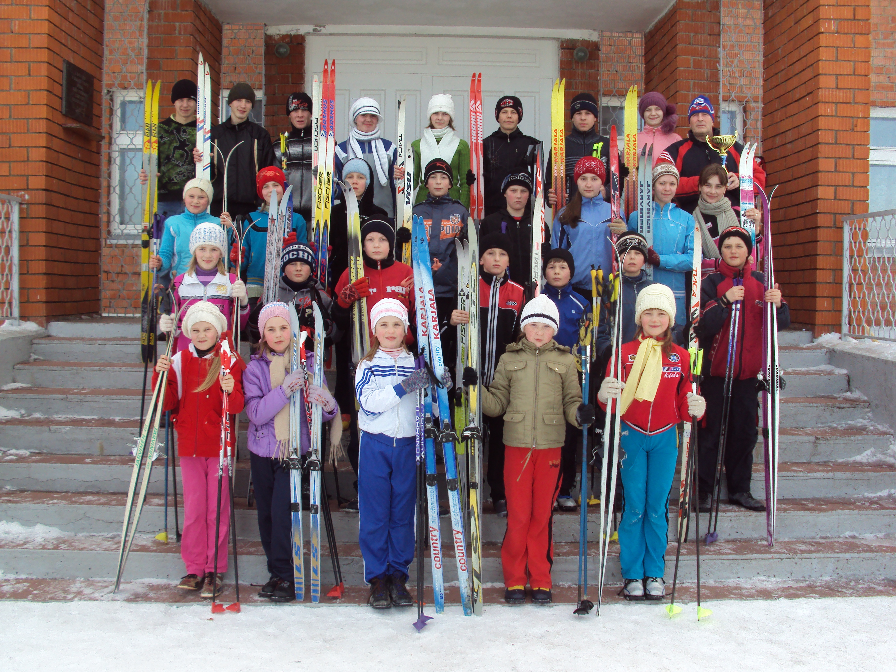 Лыжники школы.